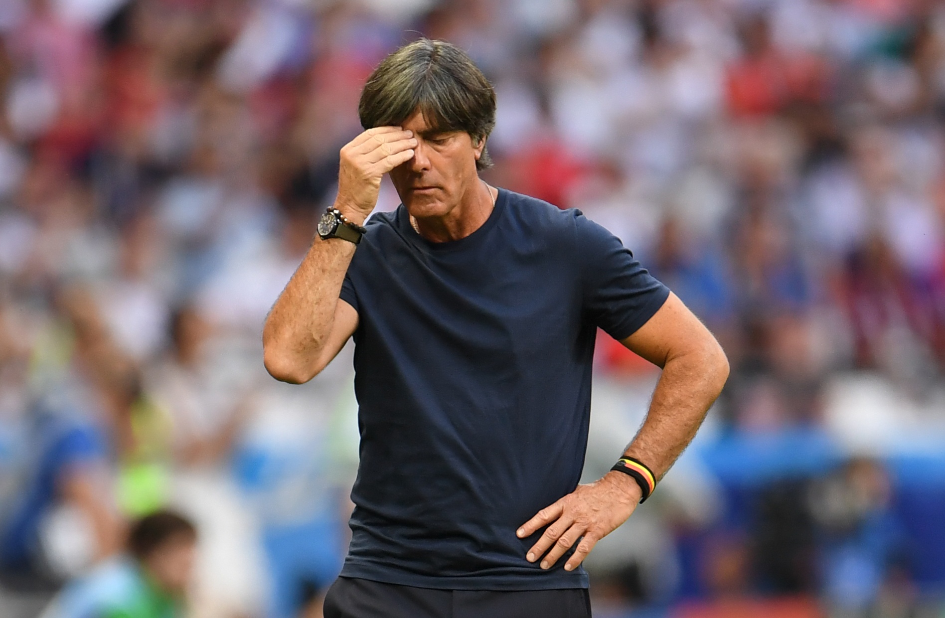 HLV Joachim Loew nen tu chuc va bong da Duc can huong ve tuong lai hinh anh