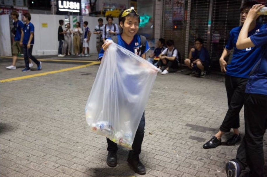 Nhat rac tren khan dai,  CDV Nhat Ban gay an tuong manh o World Cup 2018 anh 9