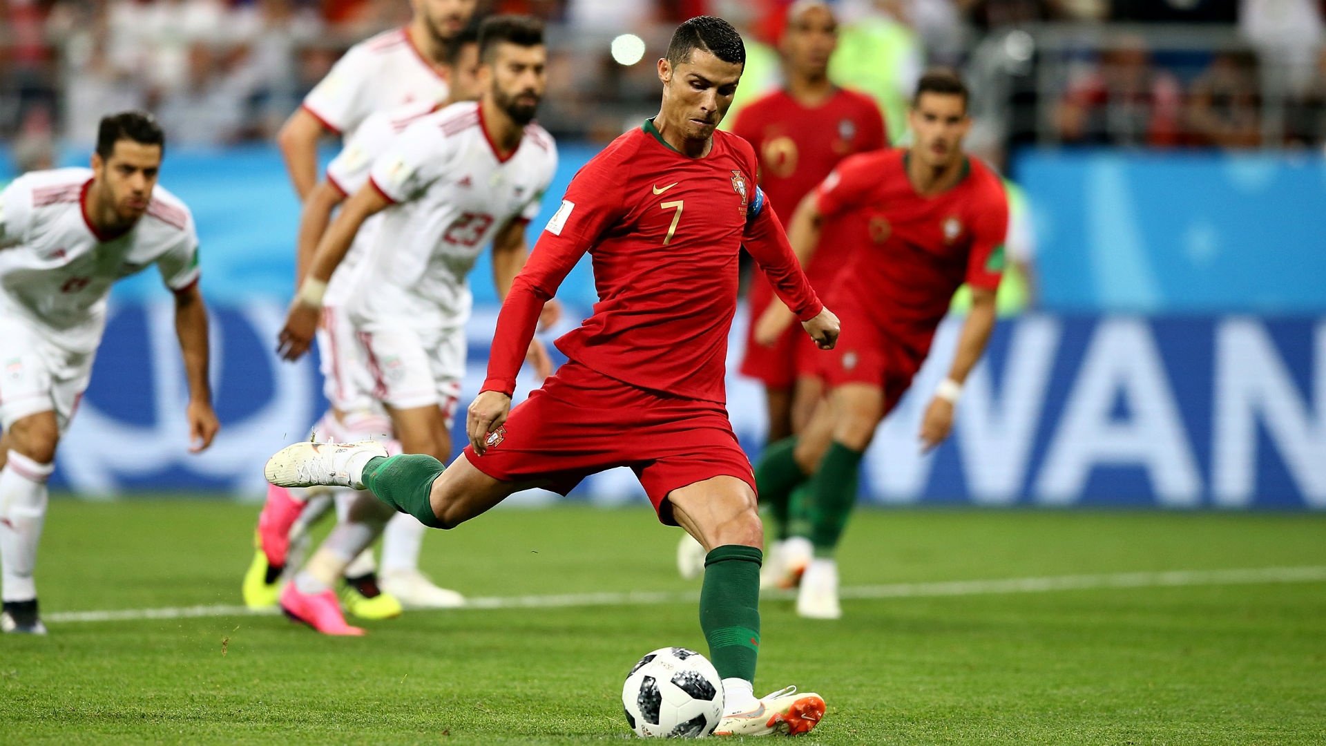 HLV Uruguay: ‘Ngay ca Godin cung khong du suc ngan Ronaldo’ hinh anh