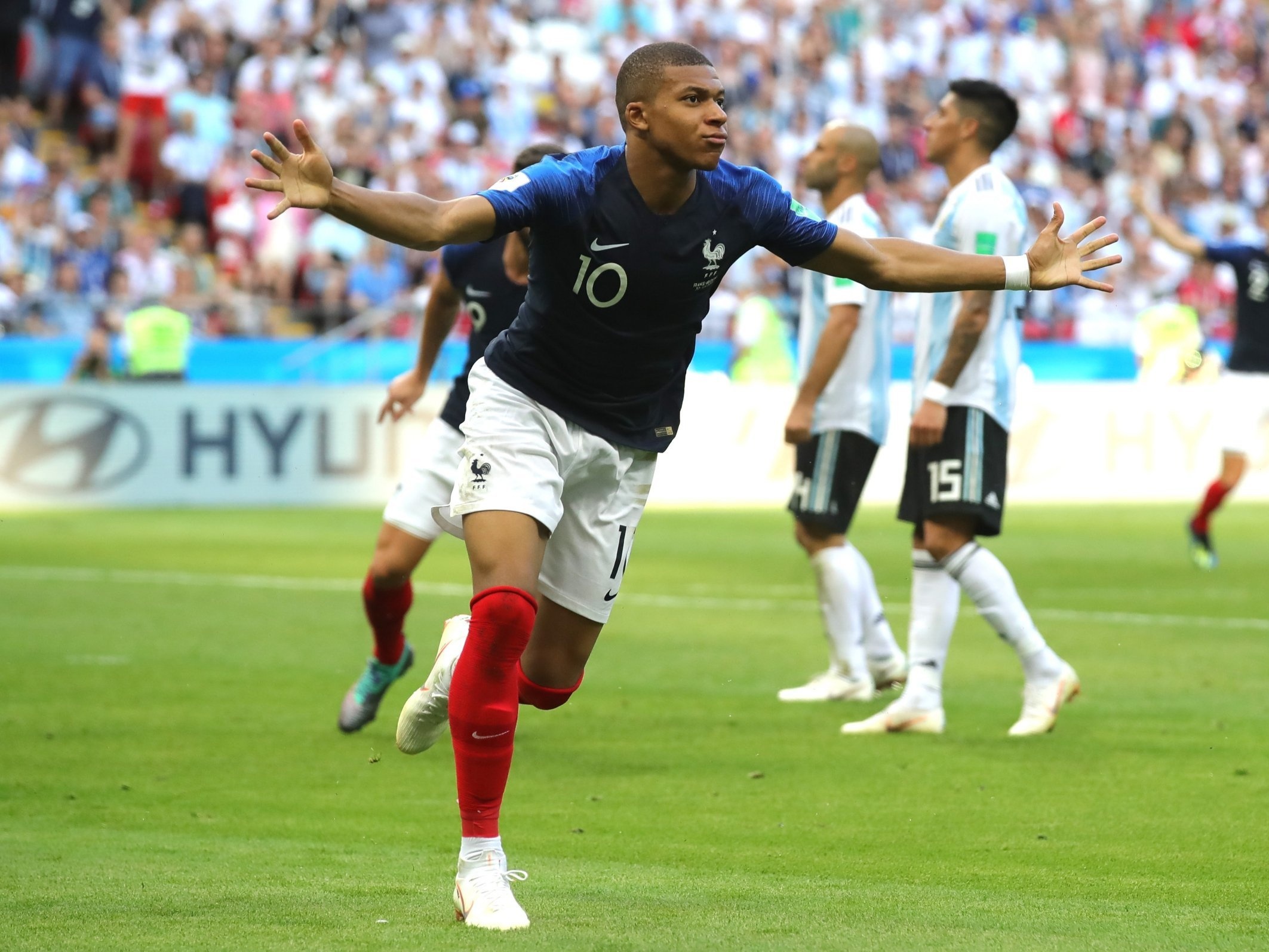 Kylian Mbappe duoc Drogba, Alan Shearer ca ngoi het loi hinh anh