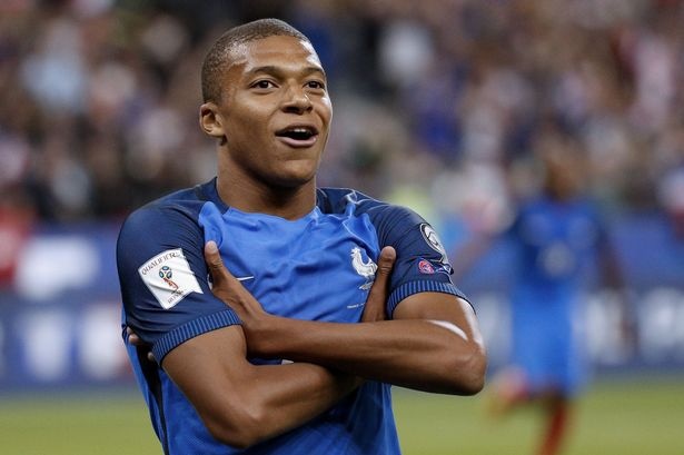 HLV Phap: ‘Ve toc do, Ronaldo khong the sanh bang Mbappe’ hinh anh