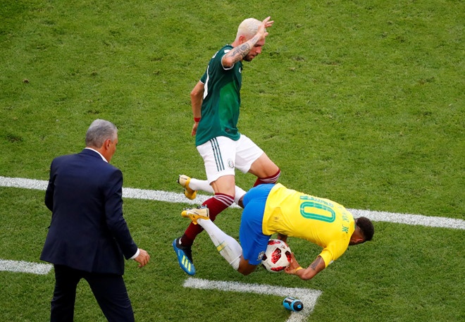 Neymar thanh tro he cua cu dan mang sau tinh huong an va tho thien anh 1