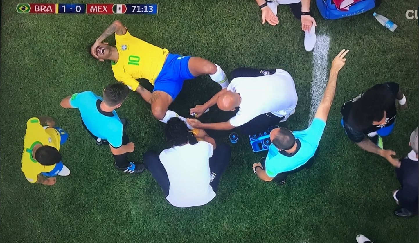 Neymar thanh tro he cua cu dan mang sau tinh huong an va tho thien anh 3