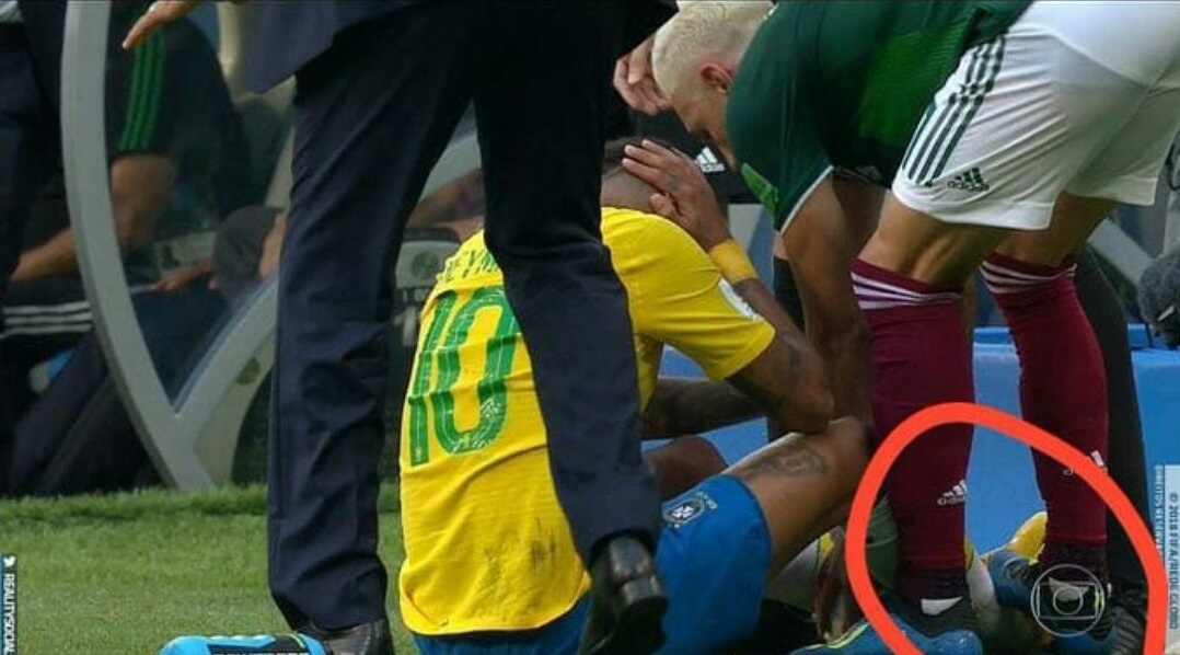 Neymar thanh tro he cua cu dan mang sau tinh huong an va tho thien anh 2