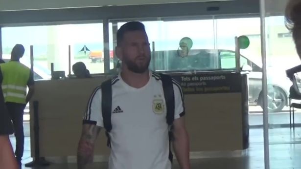 Lionel Messi được vợ đưa đón tận nơi ở sân bay Barcelona ảnh 1 Lionel Messi duoc vo dua don tan noi o san bay Barcelona anh 1