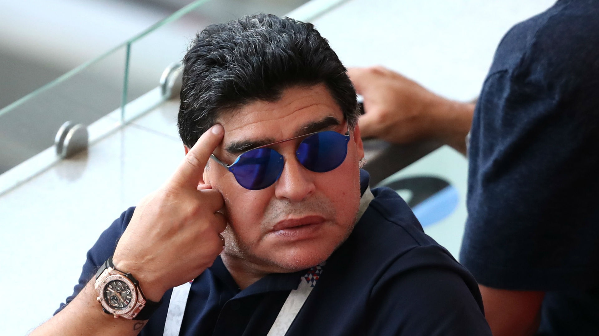 Diego Maradona xin loi FIFA sau loi noi xuc pham trong tai hinh anh