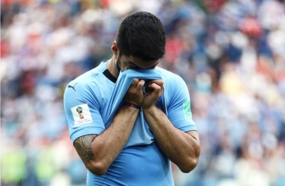 Luis Suarez roi le trong ngay Uruguay chia tay World Cup 2018 hinh anh
