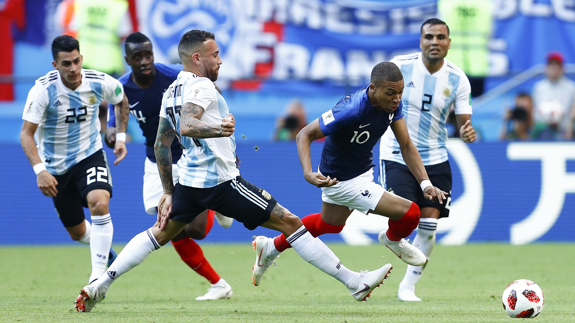 Kylian Mbappe da san sang ke thua di san cua Ronaldo,  Messi anh 2
