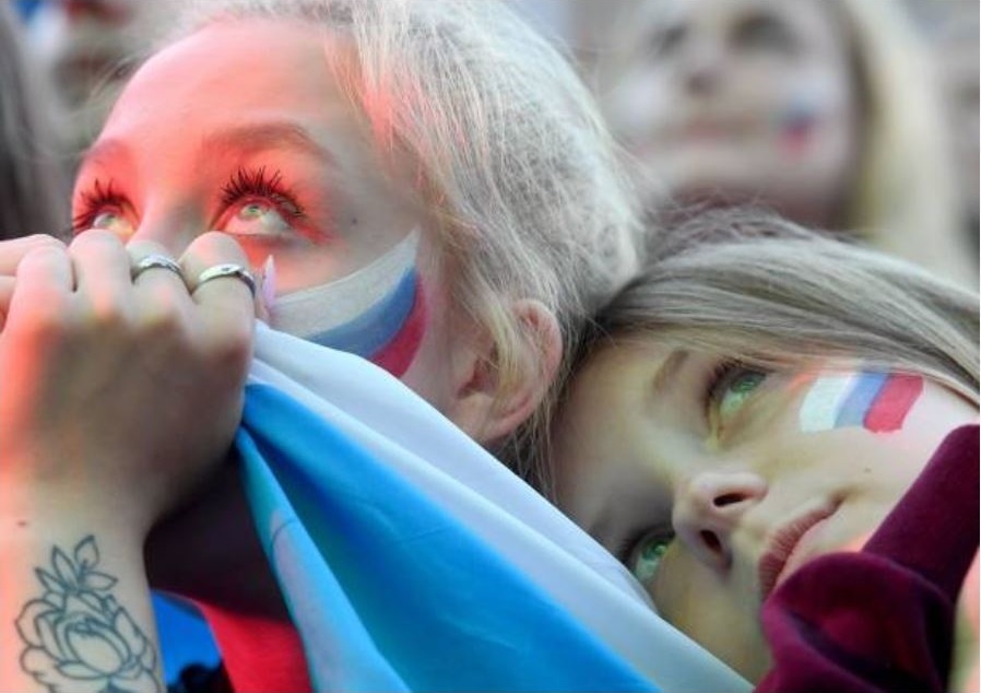 Nhung 'bong hong' Nga bat khoc khi doi nha dung buoc o World Cup hinh anh