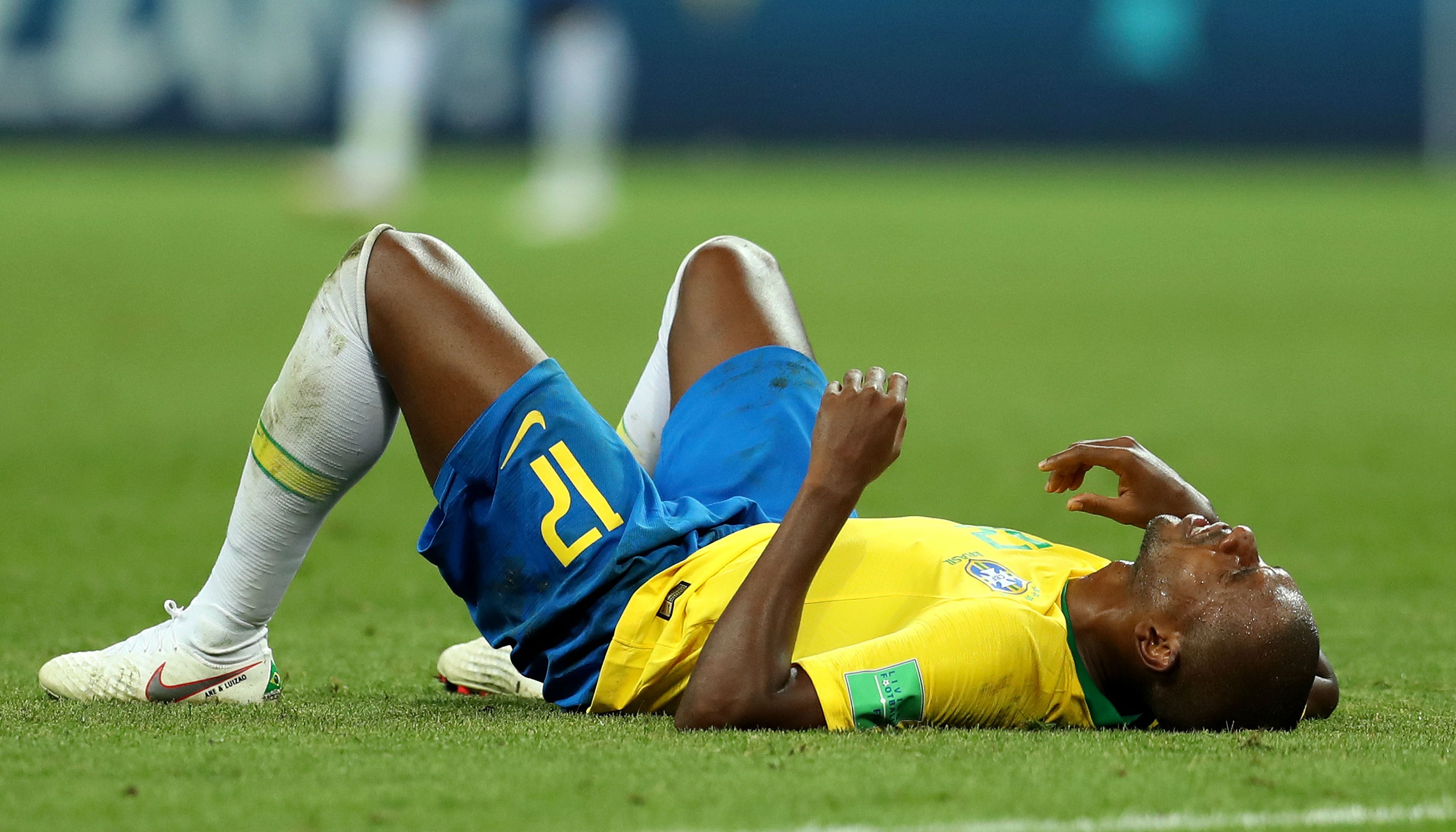 Fernandinho bi doa giet, phan biet chung toc sau that bai cua Brazil hinh anh