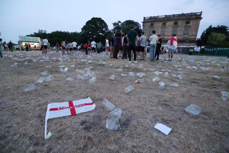 CDV Anh vut quoc ky xuong duong sau that bai truoc Croatia anh 3