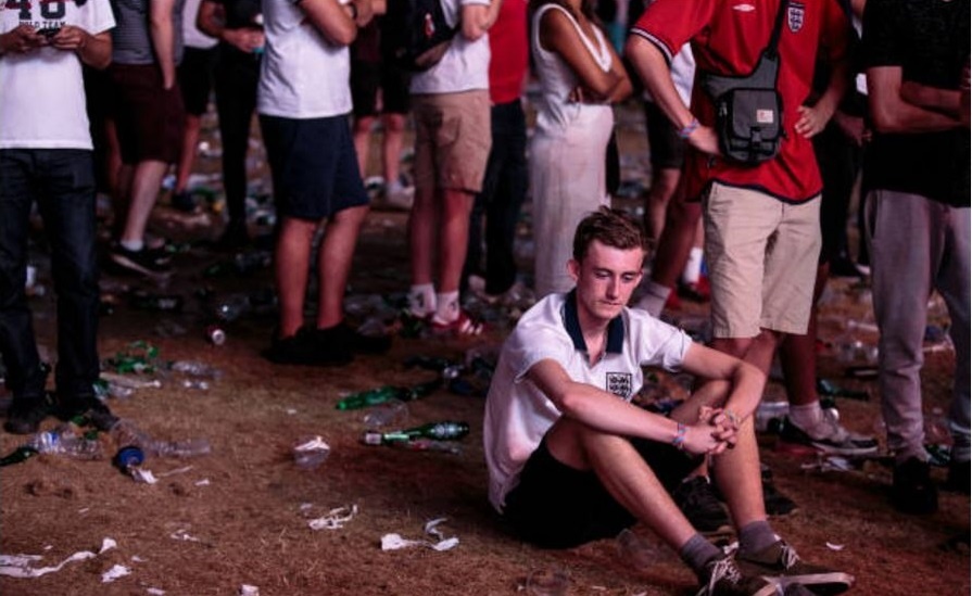 CDV Anh vut quoc ky xuong duong sau that bai truoc Croatia anh 6