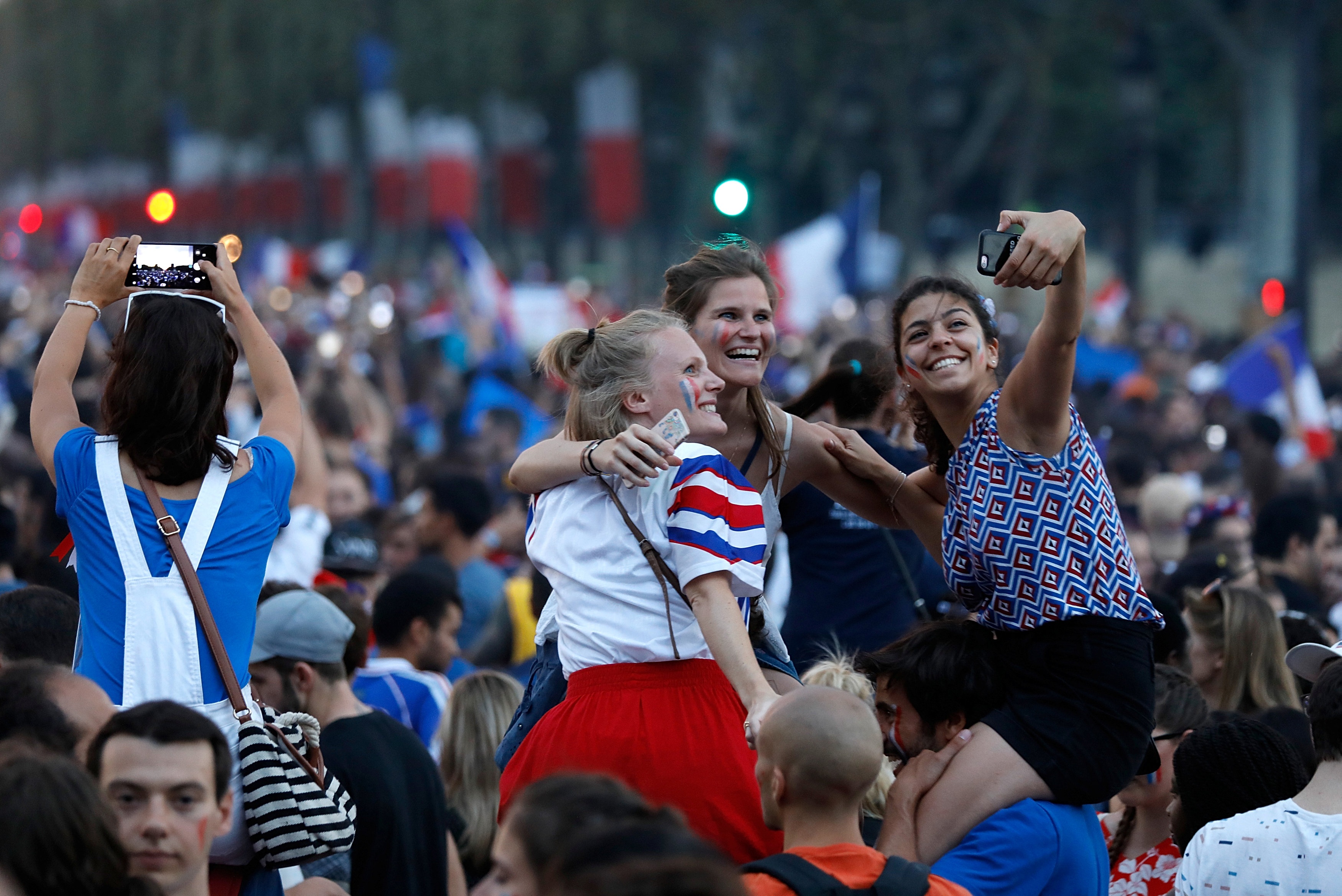 CDV Phap xuong duong an mung chuc vo dich World Cup 2018 anh 2