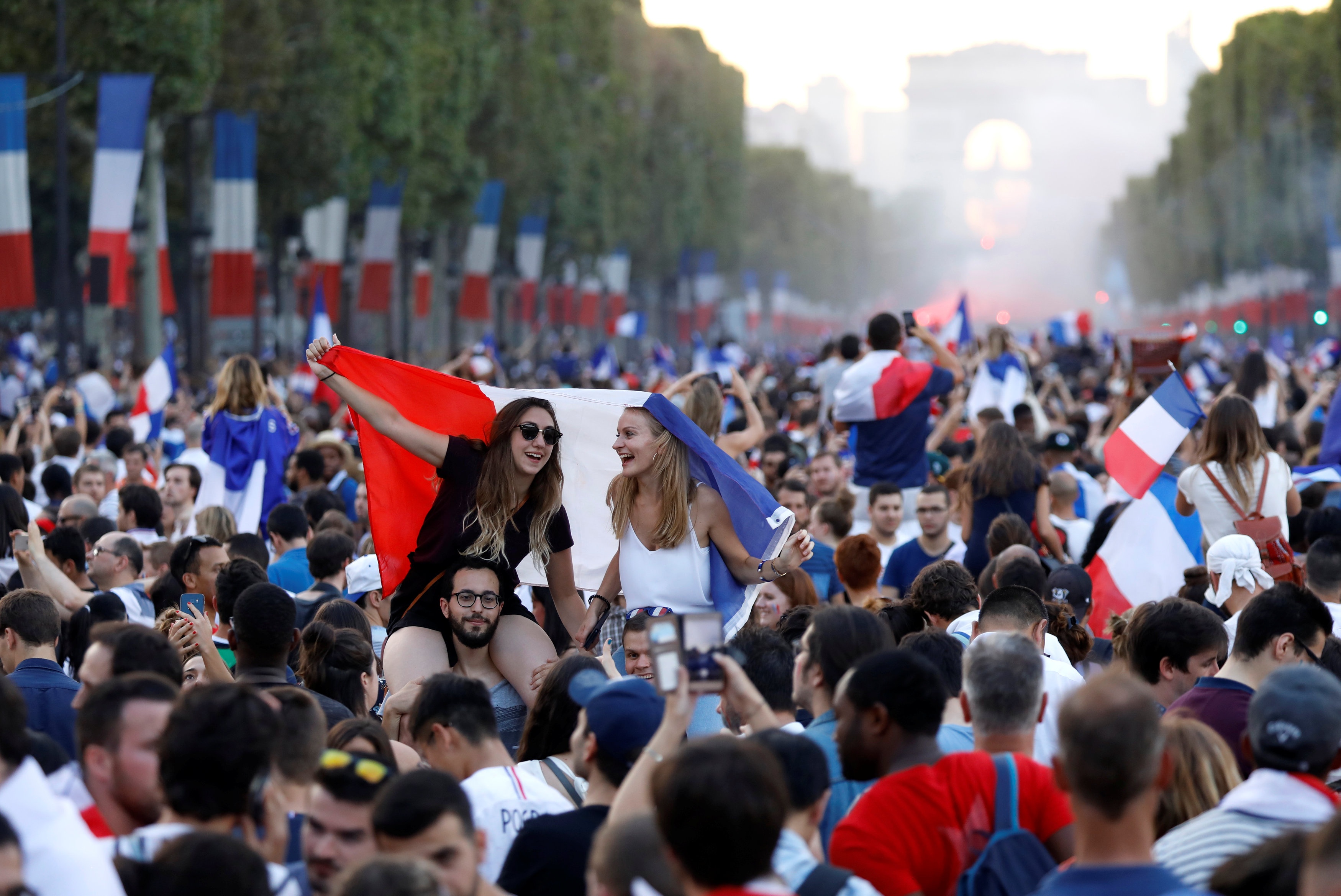 CDV Phap xuong duong an mung chuc vo dich World Cup 2018 anh 3