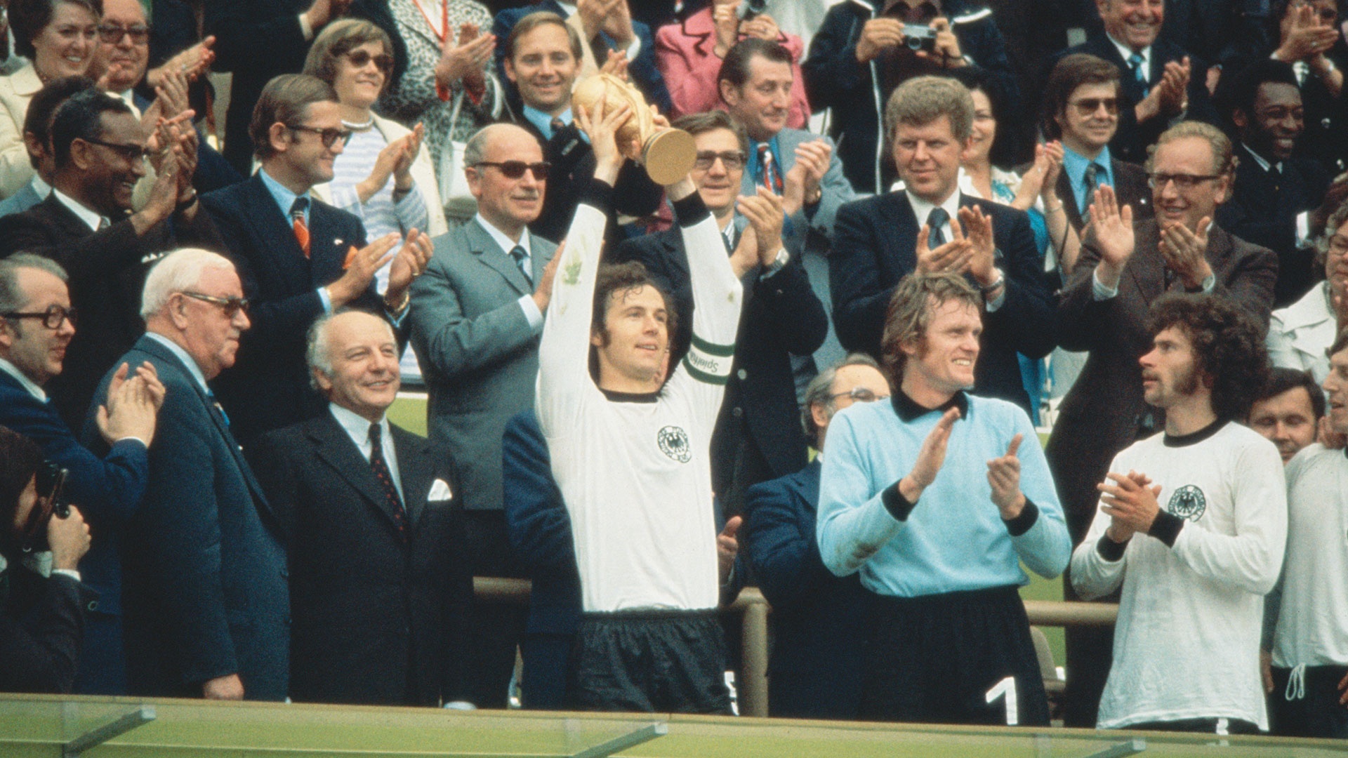 World Cup & sự mất tích của những tấm băng thủ quân ảnh 1 World Cup & su mat tich cua nhung tam bang thu quan anh 1