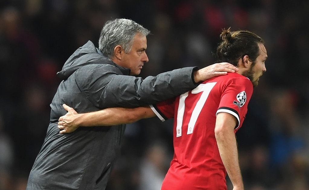 HLV Mourinho gui loi tri an xuc dong den Daley Blind hinh anh