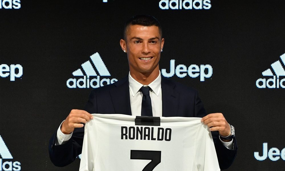 Cristiano Ronaldo lần đầu khoác áo Juventus ở thời điểm nào? ảnh 1 Cristiano Ronaldo lan dau khoac ao Juventus o thoi diem nao? anh 1