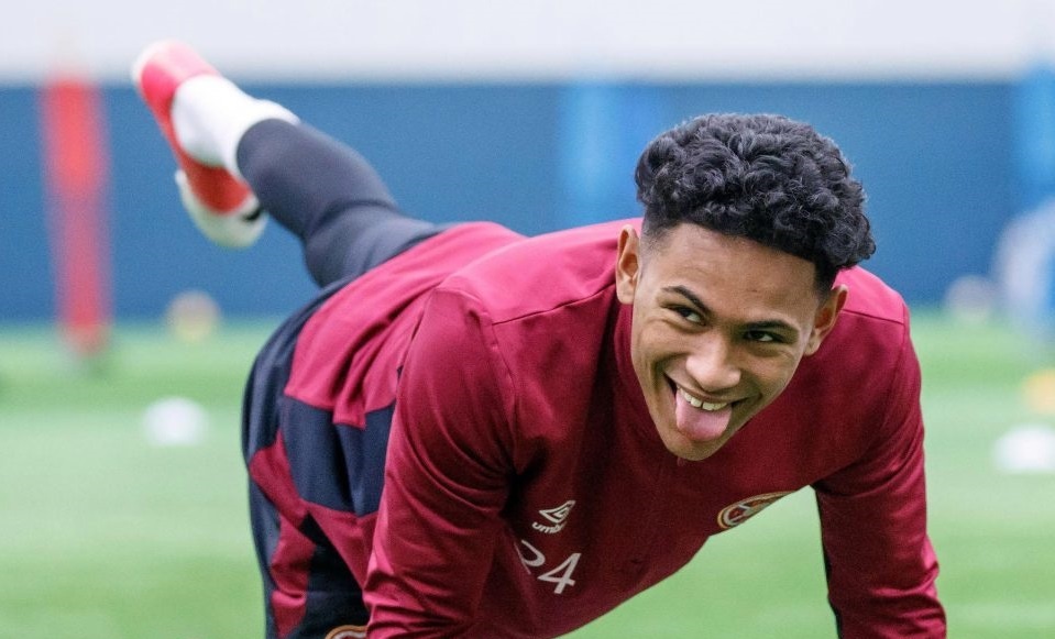 Sao tre MU gay chu y nho chat giong nhu ca si chuyen nghiep hinh anh