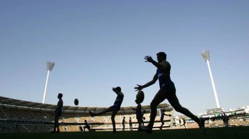 Cau thu bong bau duc 20 tuoi dot tu o san co Australia anh 1