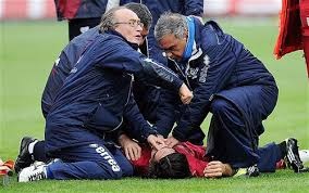 Cau thu bong bau duc 20 tuoi dot tu tren san co Australia hinh anh