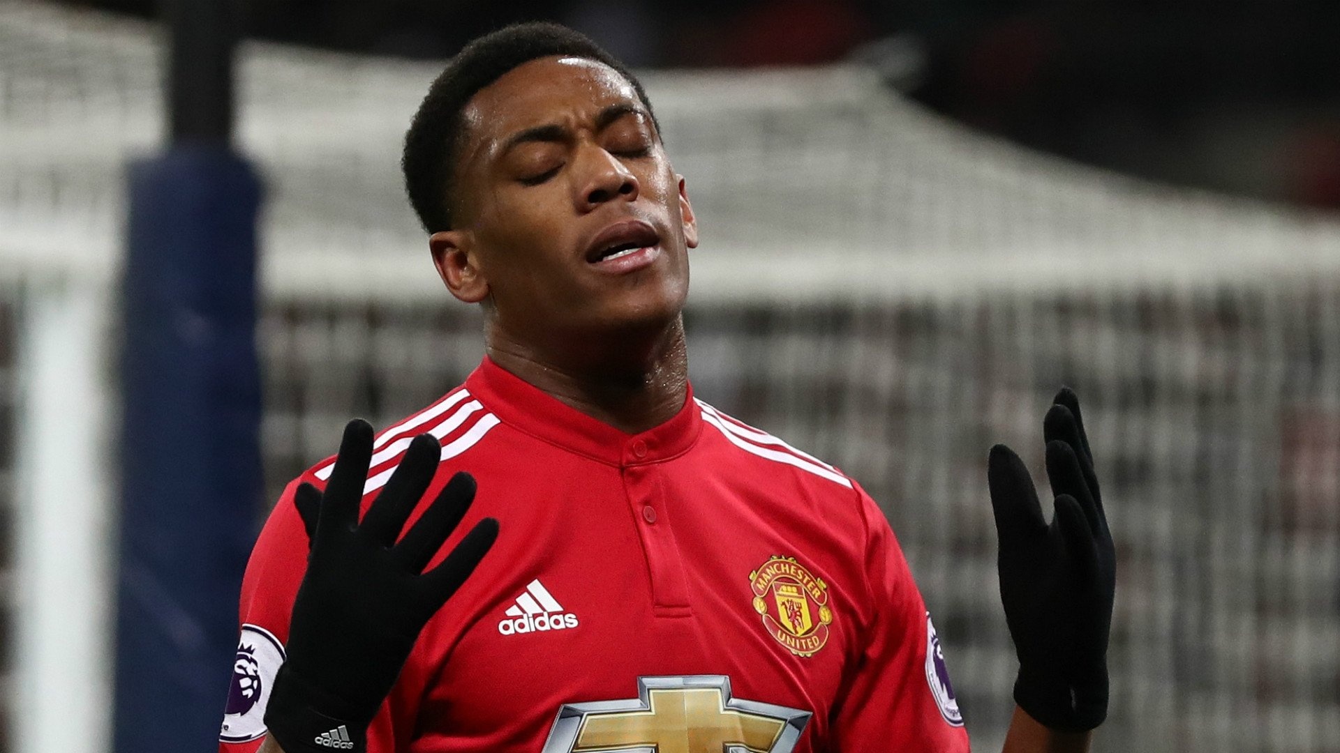 MU sẽ phạt nặng Martial vì coi thường đội bóng ảnh 2 MU se phat nang Martial vi coi thuong doi bong anh 2
