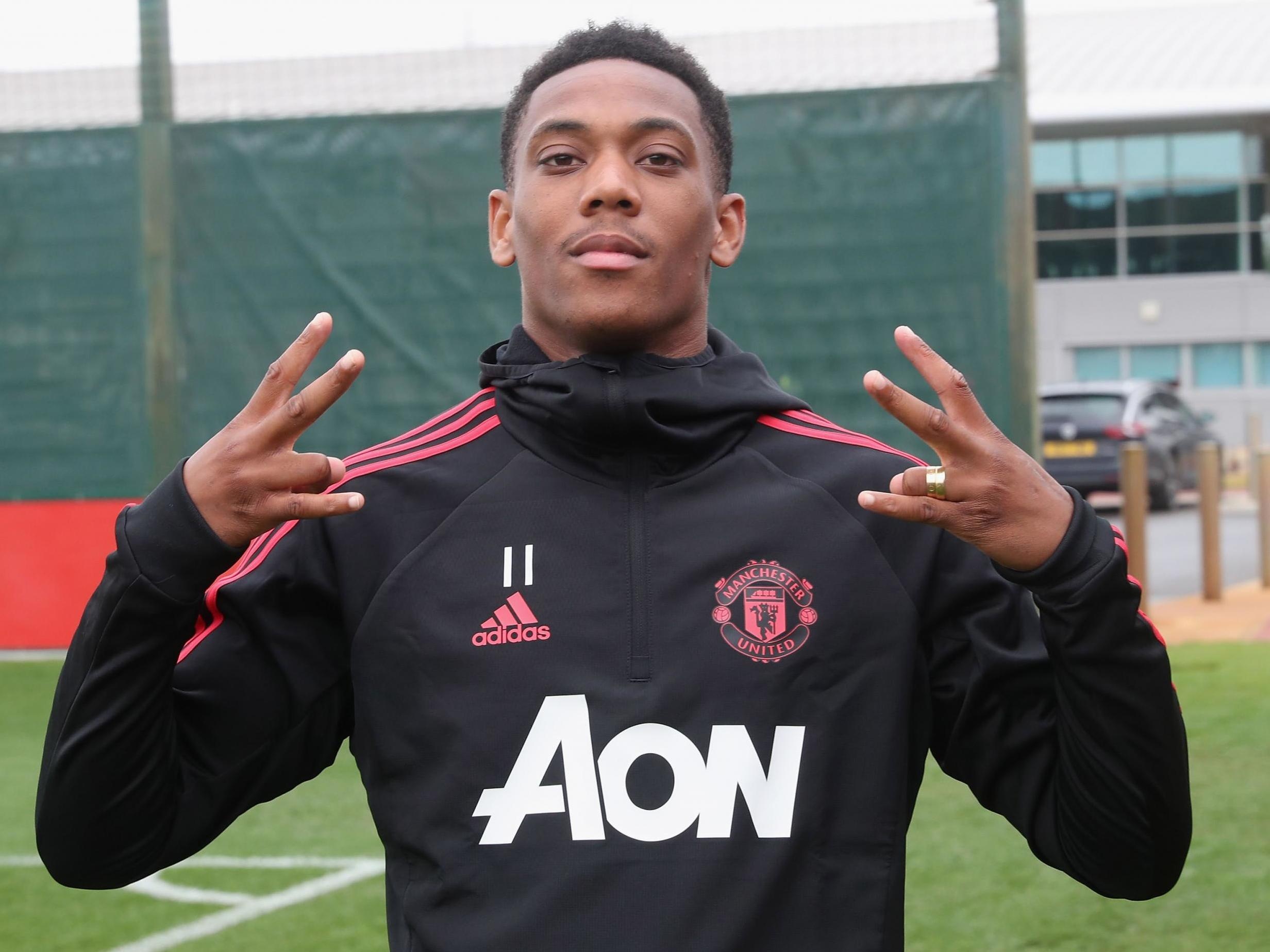 Manchester United can tong khu Martial ngay lap tuc hinh anh