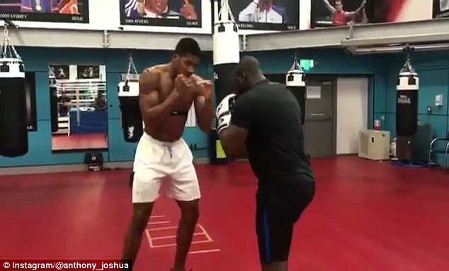 Anthony Joshua tich cuc tap luyen truoc ngay doi dau Povetkin hinh anh