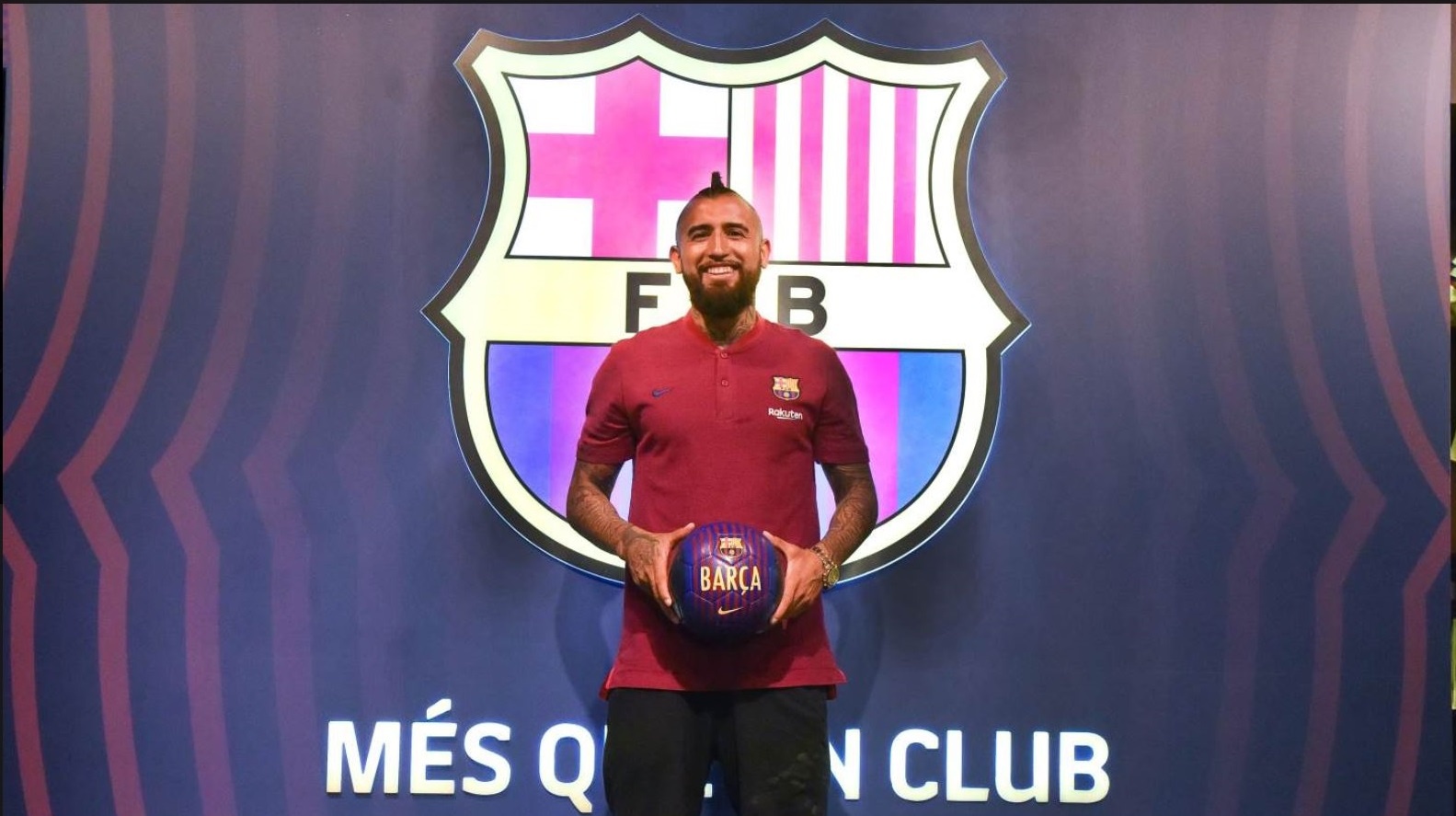 Vidal hanh phuc khi duoc choi bong cung Lionel Messi anh 1