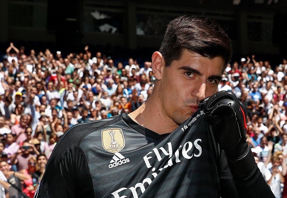 Courtois xin loi CDV vi tung xuc pham Real Madrid hinh anh
