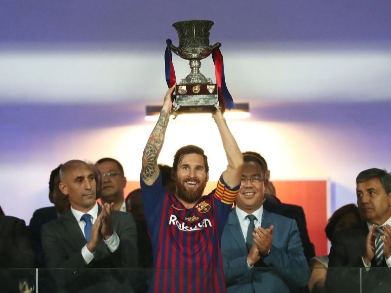 Messi di vao lich su Barca khi gianh Sieu cup Tay Ban Nha hinh anh
