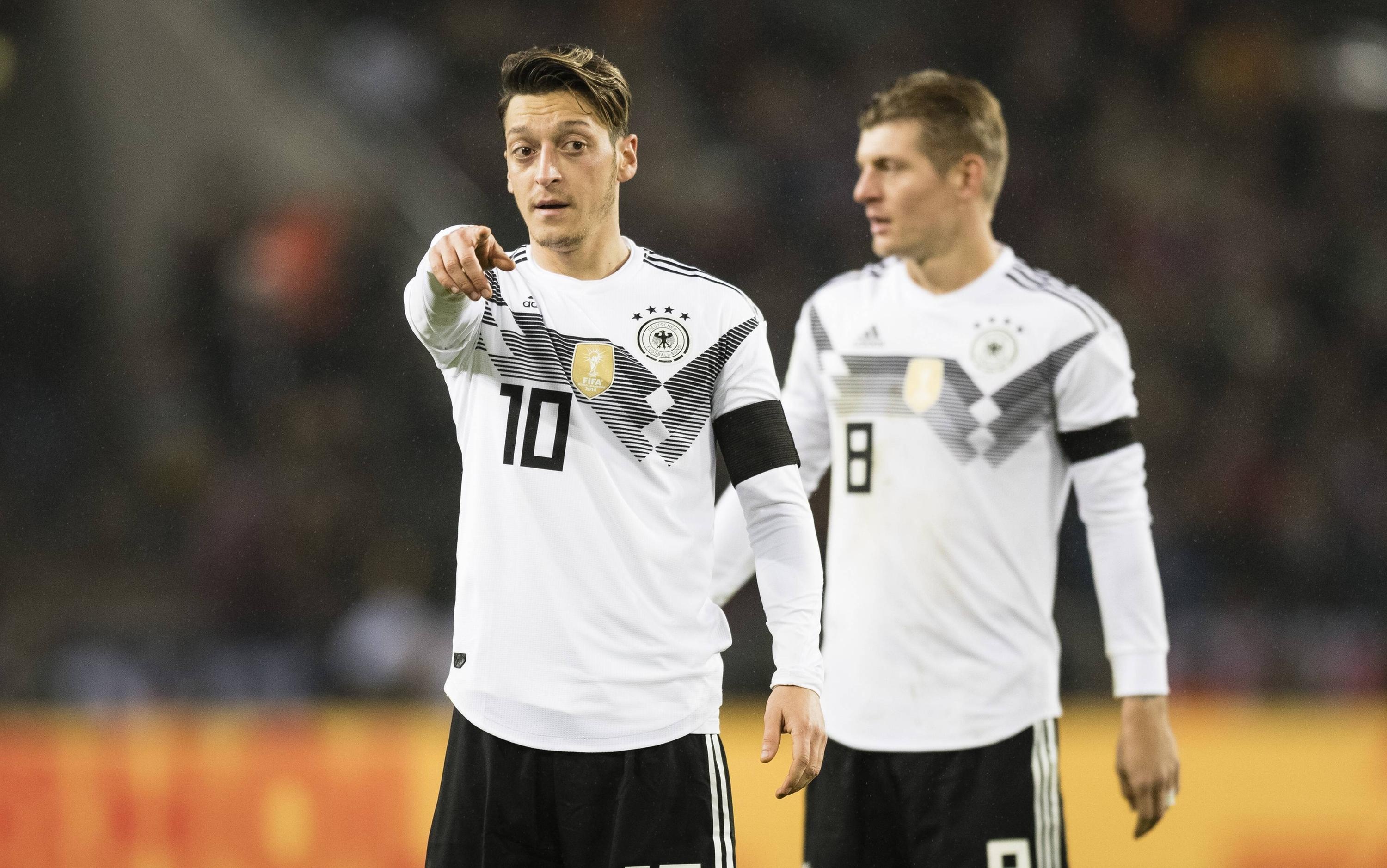Toni Kroos chi trich Mesut Oezil sau quyet dinh gia tu doi tuyen anh 1
