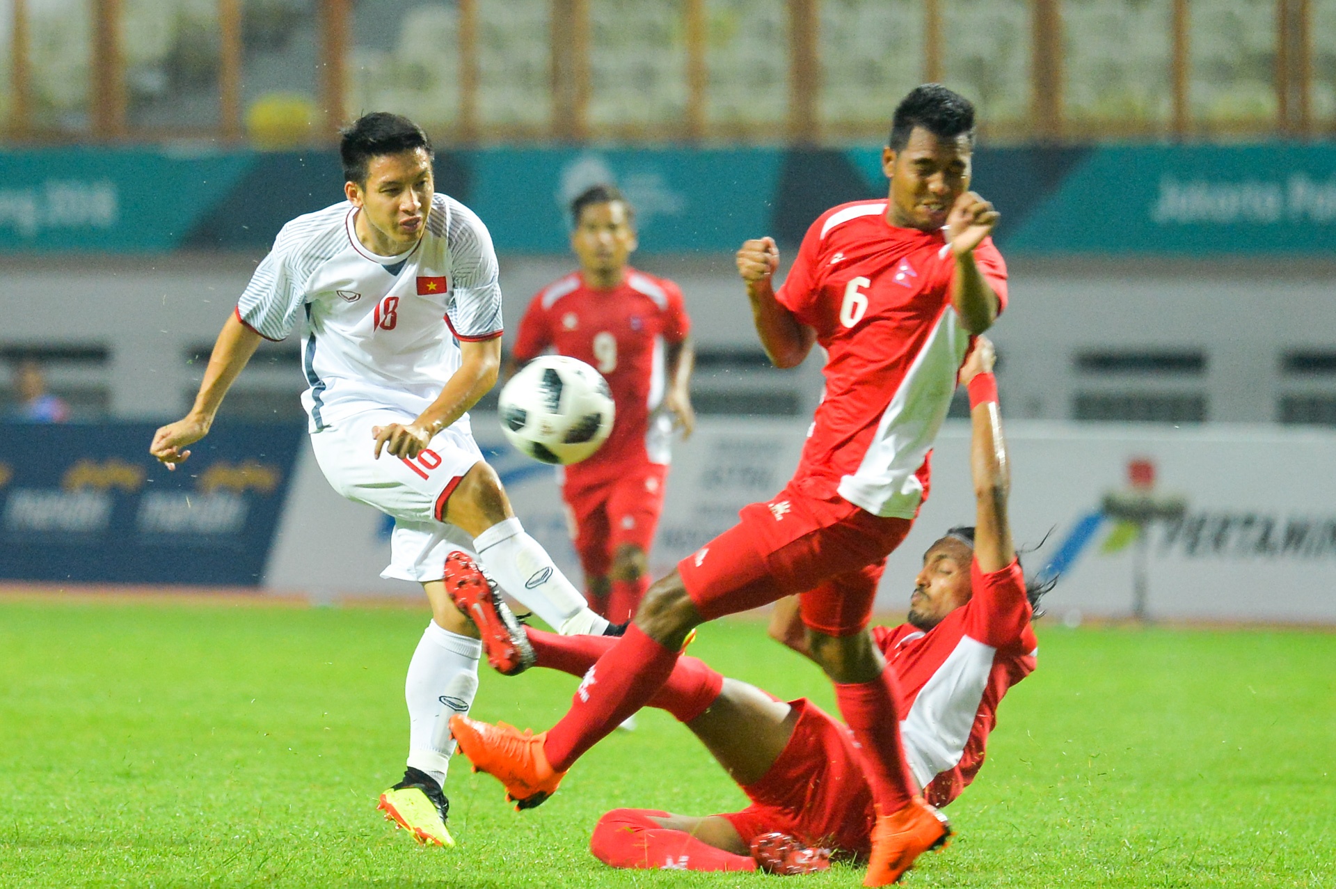 BLV Quang Huy: ‘Van Duc, Hung Dung xung dang duoc da chinh' hinh anh