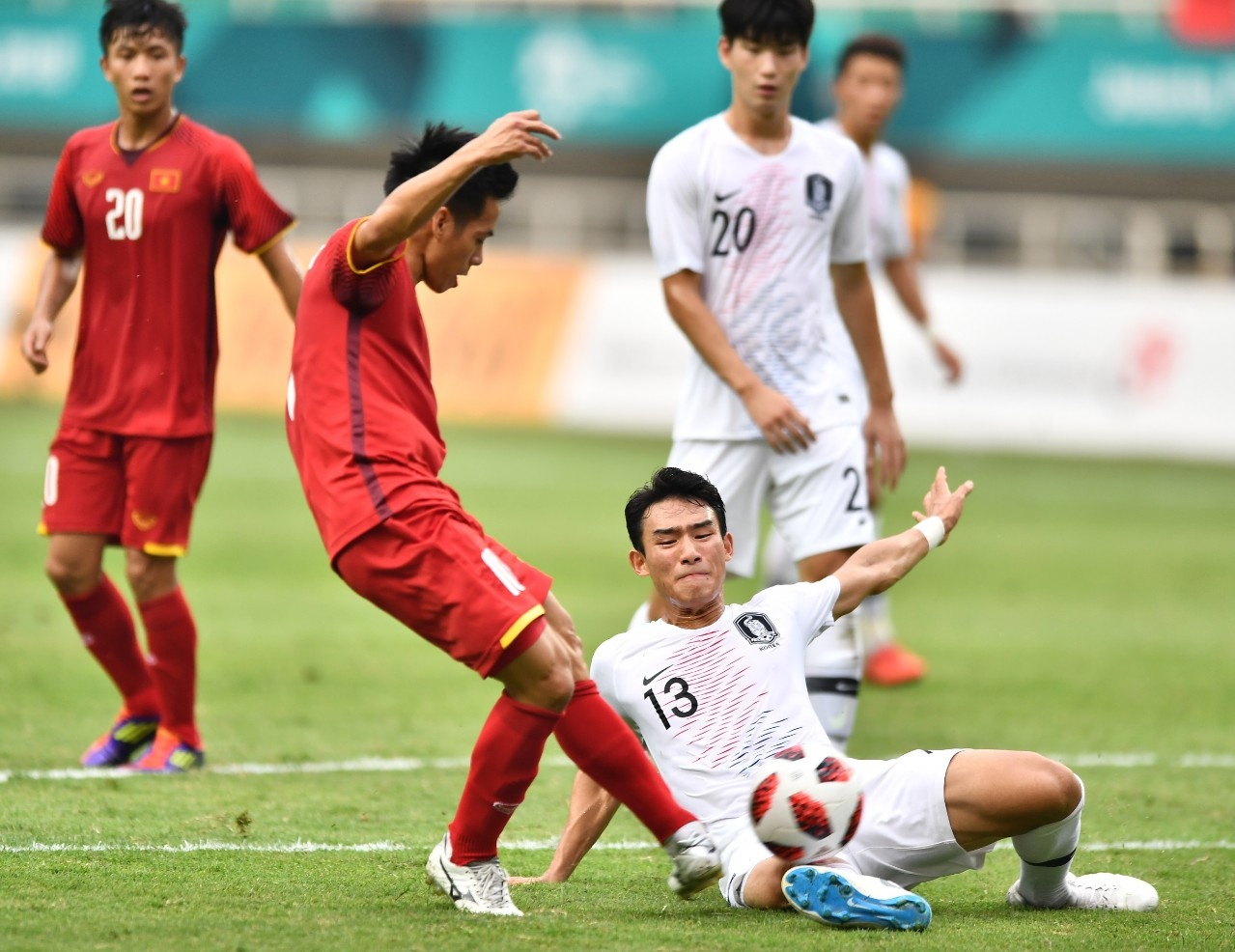 Chuyen gia Doan Minh Xuong: ‘Olympic Viet Nam thua tam phuc khau phuc’ hinh anh