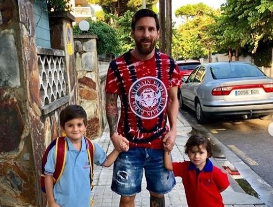 Leo Messi lam gi trong nhung ngay roi xa trai bong? hinh anh