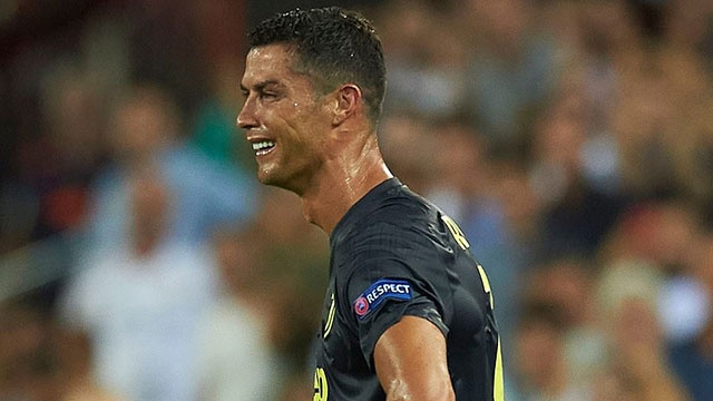 Ronaldo noi gi khi nhan the do o Champions League? hinh anh