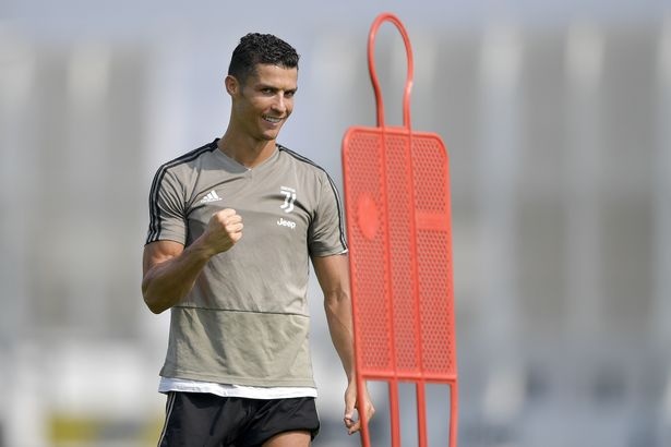 Ronaldo cuoi tuoi tren san tap sau tam the do anh 2