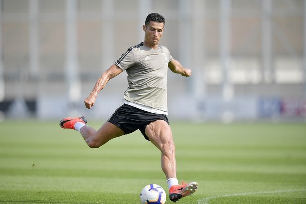 Ronaldo cuoi tuoi tren san tap sau tam the do anh 4