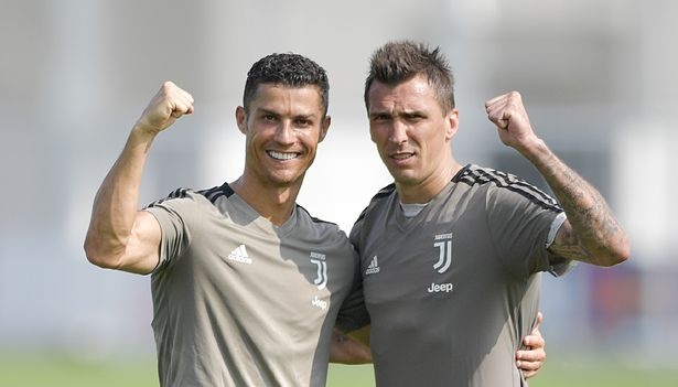 Ronaldo cuoi tuoi tren san tap sau lan bat khoc vi the do hinh anh