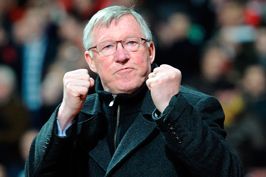 Sir Alex Ferguson tro lai Old Trafford sau con bao benh hinh anh
