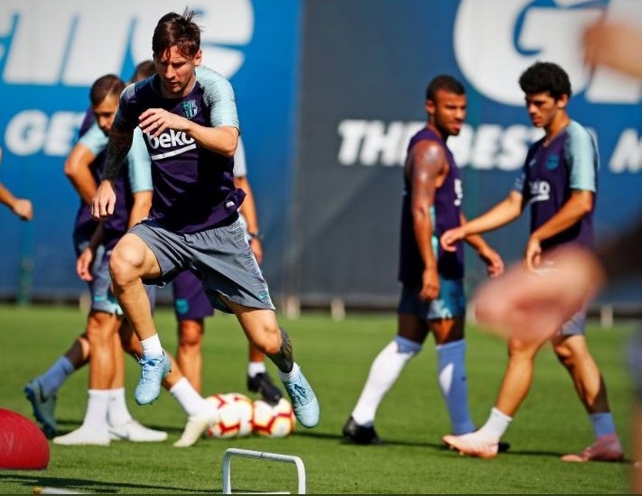 Leo Messi cao rau sau khi vuot mat Ronaldo anh 7