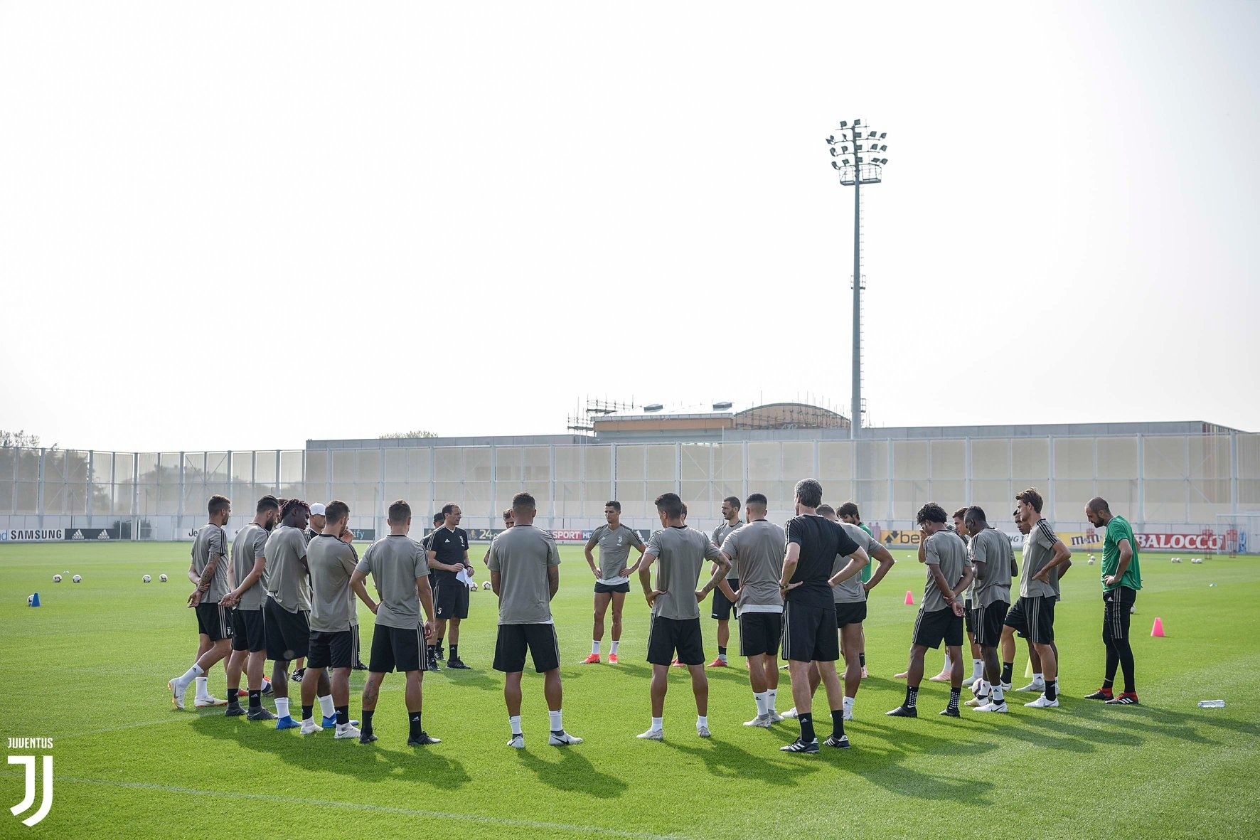 Ronaldo cuoi tuoi tren san tap sau tam the do anh 1