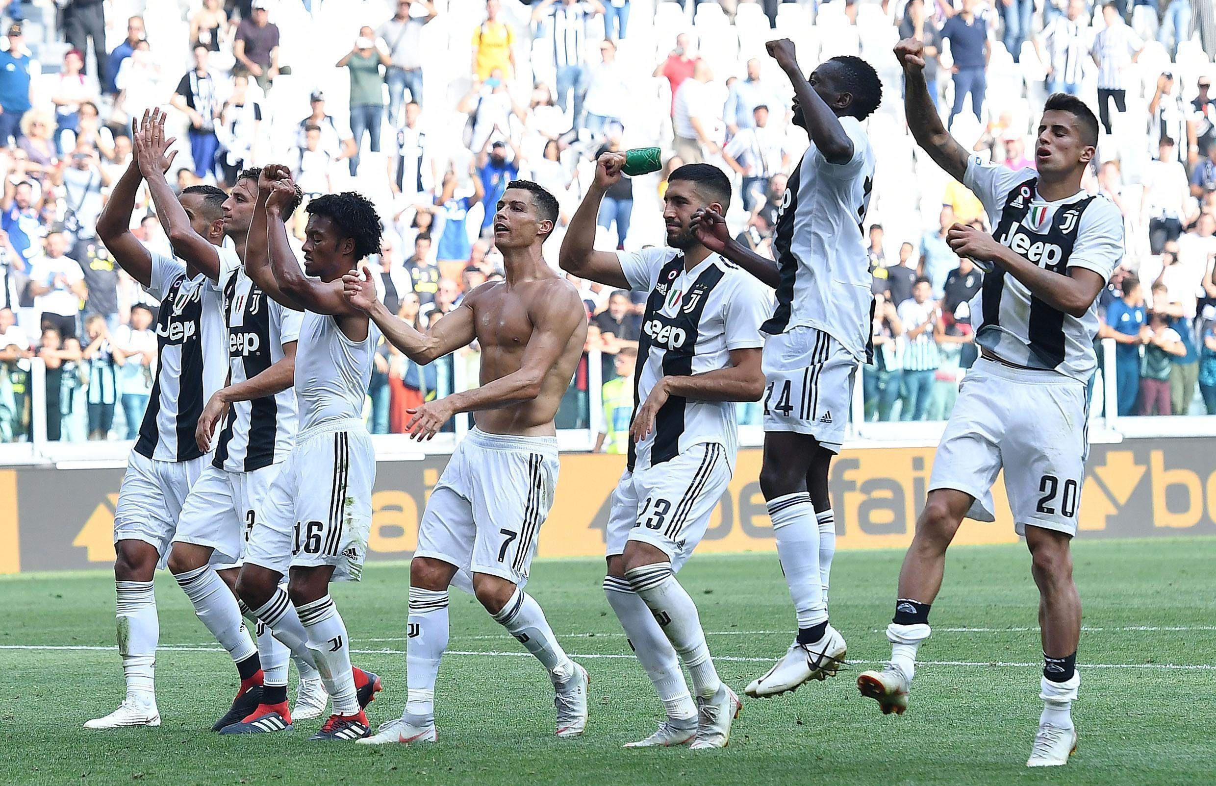 Ronaldo cuoi tuoi tren san tap sau tam the do anh 9