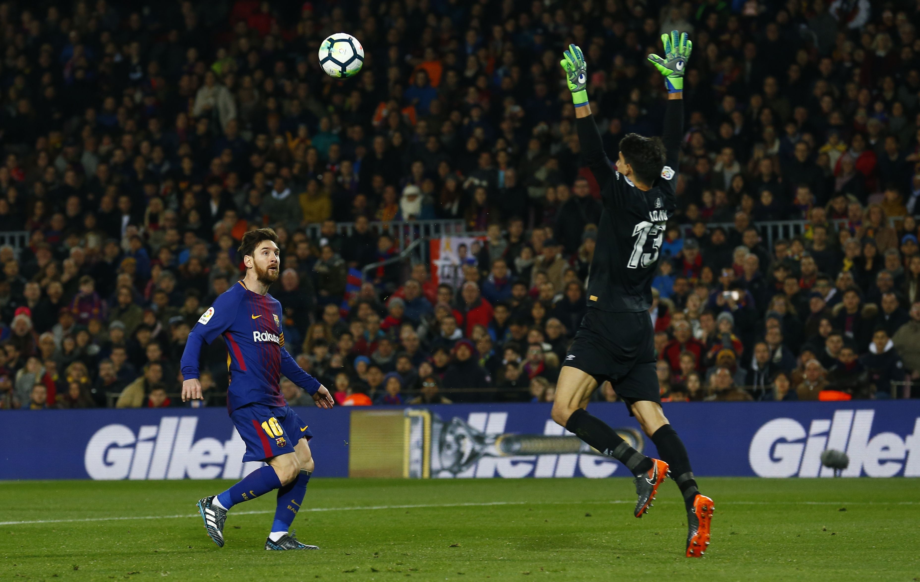 Leo Messi cao rau sau khi vuot mat Ronaldo anh 8