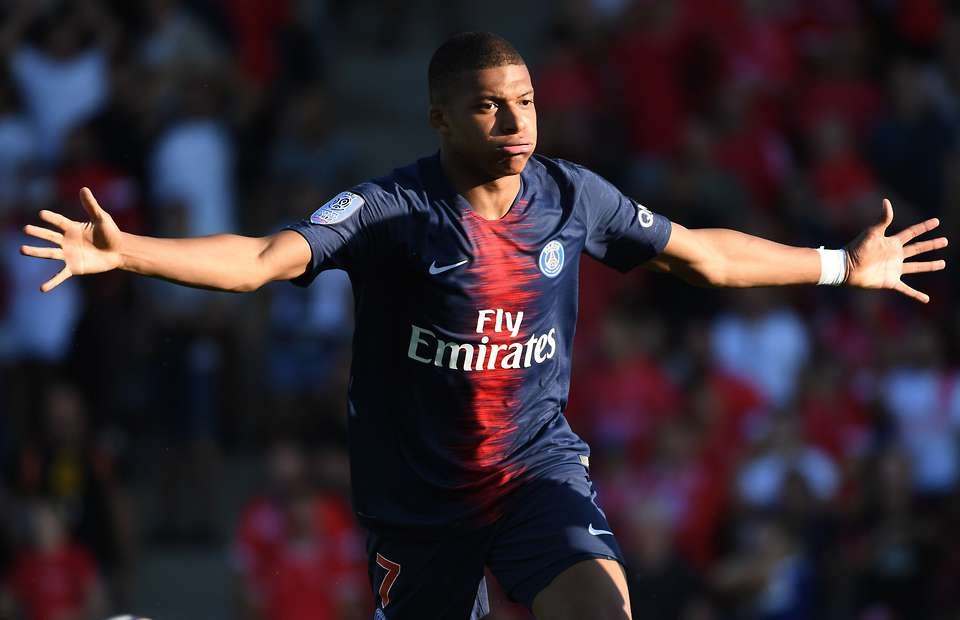 Mbappe nhan qua tu Pele anh 2