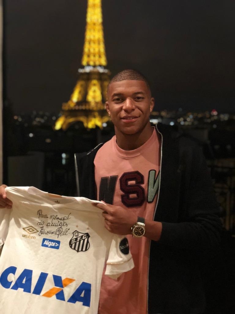 Mbappe nhan qua tu Pele anh 1