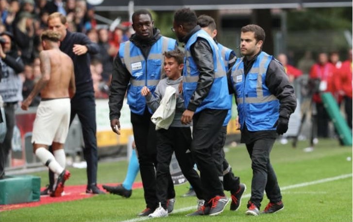 Neymar tang ao cho cau be anh 1