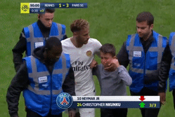 Neymar om va tang ao cho cau be da khoc vi minh hinh anh