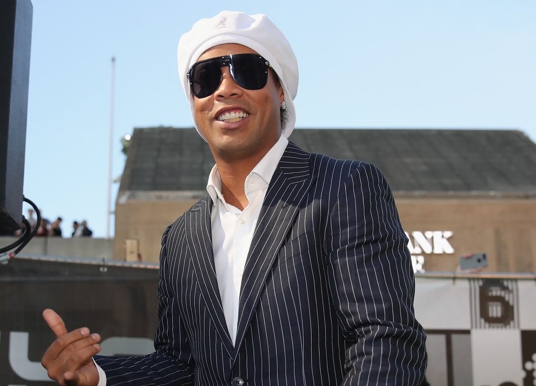 Ronaldinho va dan khach VIP thap sang tham xanh The Best hinh anh