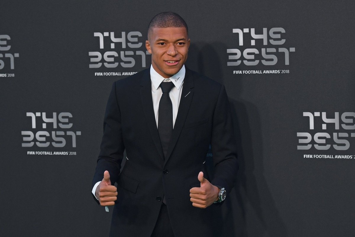 Mbappe khong bi cam 5 tran anh 2