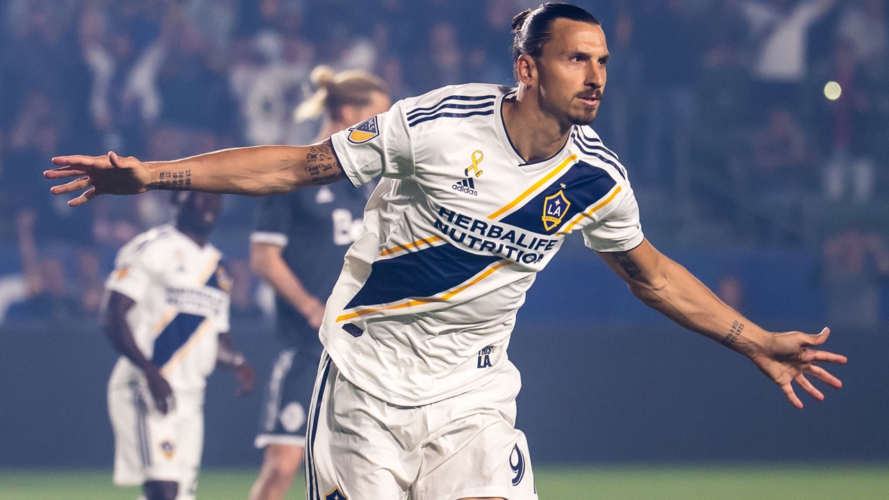 Ibrahimovic va Rooney ruc sang,  Schweinsteiger da trung ve tren dat My anh 1